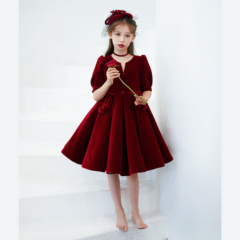 Geburtstagsabendkleid des kleinen Blumenjungen als Gastgeber
