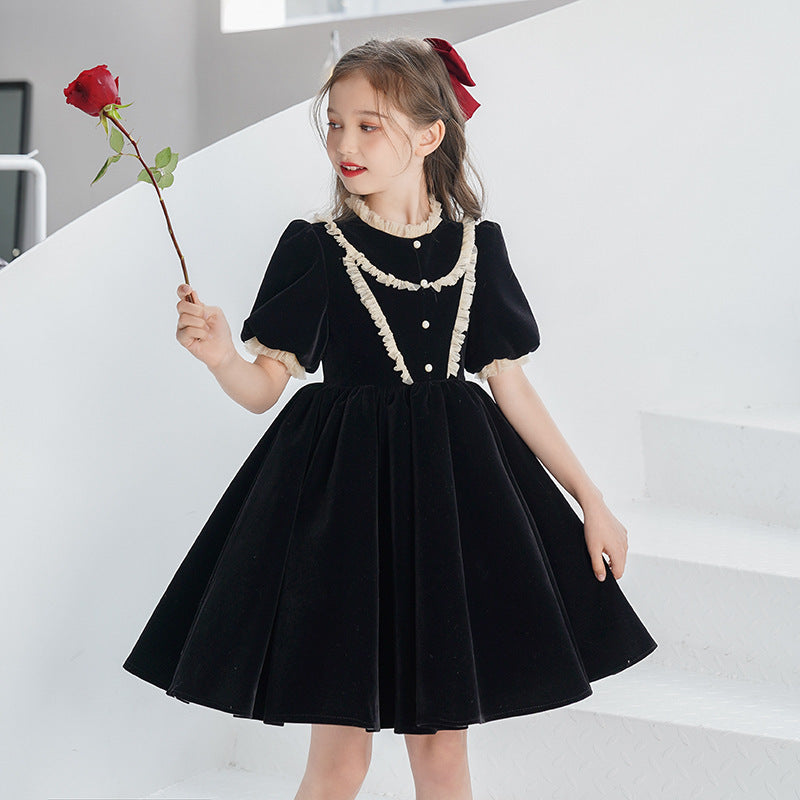 Geburtstagsabendkleid des kleinen Blumenjungen als Gastgeber