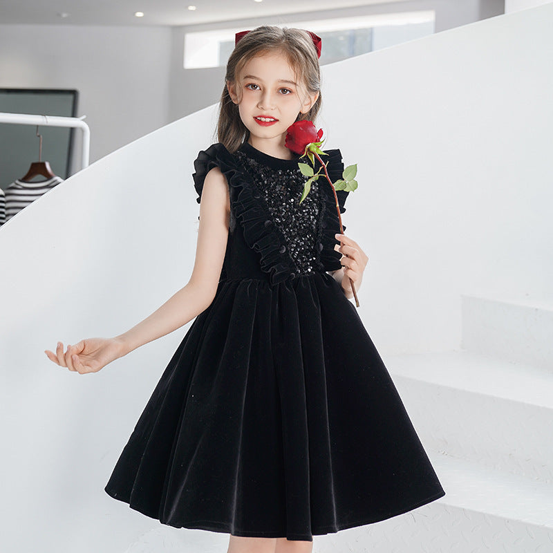 Geburtstagsabendkleid des kleinen Blumenjungen als Gastgeber
