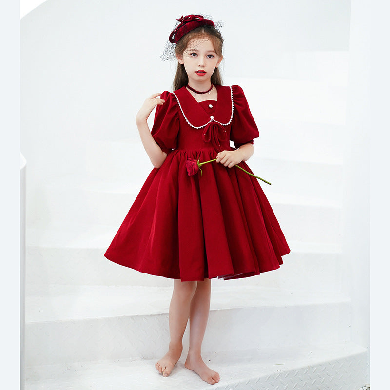 Geburtstagsabendkleid des kleinen Blumenjungen als Gastgeber