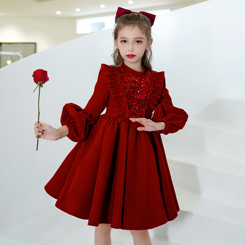 Geburtstagsabendkleid des kleinen Blumenjungen als Gastgeber