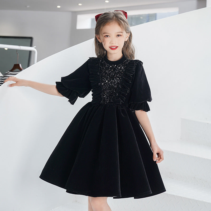 Geburtstagsabendkleid des kleinen Blumenjungen als Gastgeber