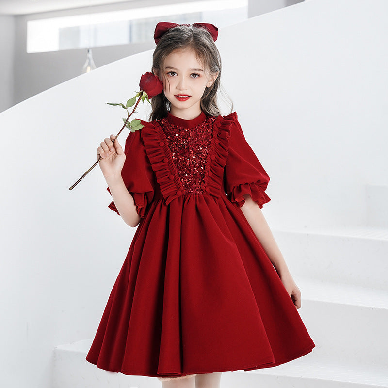 Geburtstagsabendkleid des kleinen Blumenjungen als Gastgeber