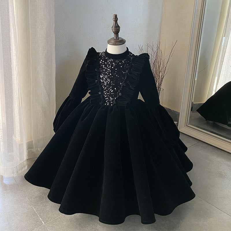Geburtstagsabendkleid des kleinen Blumenjungen als Gastgeber